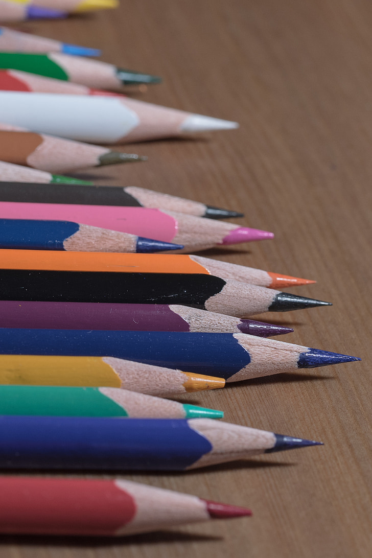 spalvoti pieštukai, medinės vinys, rašikliai, spalvinga, spalva, dažai, mokyklos