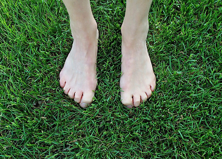 pieds nus, à l’extérieur, pieds, herbe, été