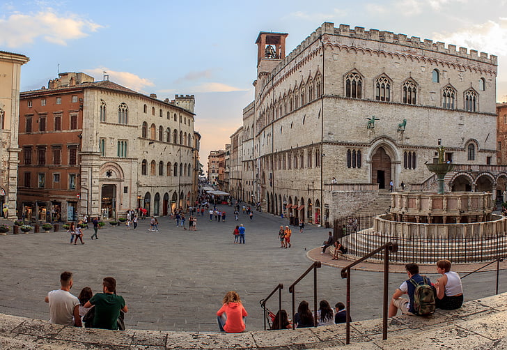 Perugia, Umbria régió, Olaszország, Piazza, nézet, több szökőkút, naplemente