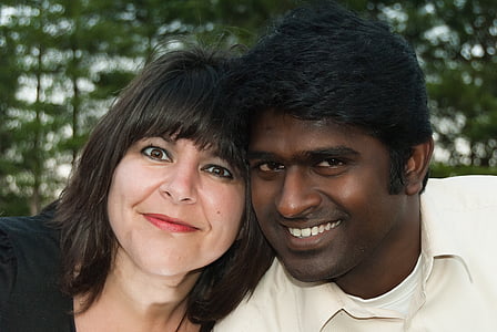 Interracial, couple, engagement, été, souriant, caucasien, indienne