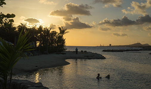 zachód słońca, Karaiby, palmy, chmury, kolorowe, Wieczorem, morze