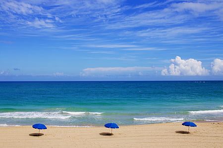 trzy, niebieski, parasol, Plaża, Ocean, morze, niebo