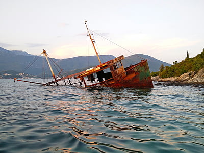 naufragio de barco, moho, restos del naufragio, Boka, Adriático, Herceg novi, Montenegro