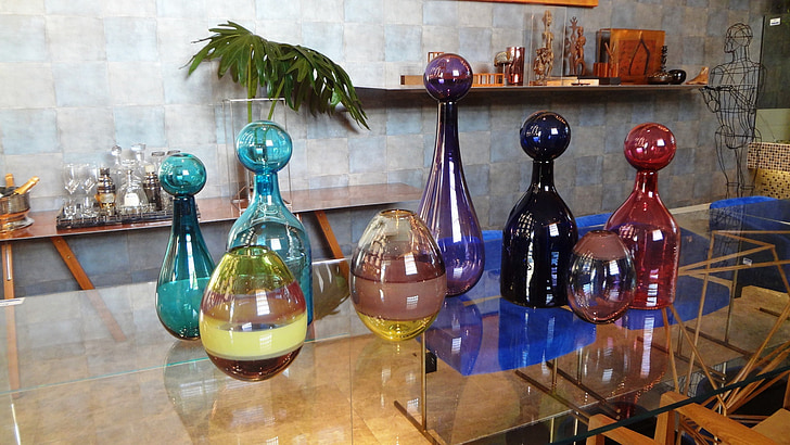 benda-benda dekoratif, vas-vas yang berwarna-warni, vas kaca, berpigmen kaca
