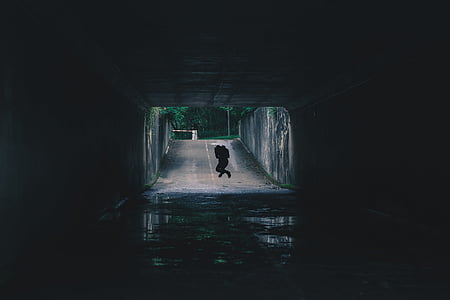 silhouette, saut d’obstacles, homme, en journée, rue, sombre, passage souterrain