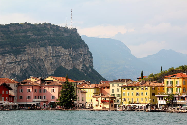 Italija, Garda, Torbole, kalnai, valtys, banko, alėja