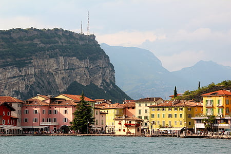 Italien, Garda, Torbole, bjerge, bådene, Bank, promenaden