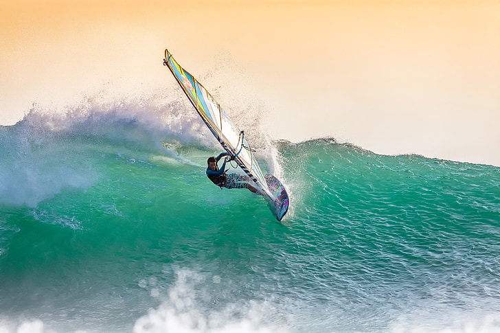 windsurfing, valuri mari, la asfinţit, lumina de fundal, spray, coasta de origine Ujung, Oceanul indian