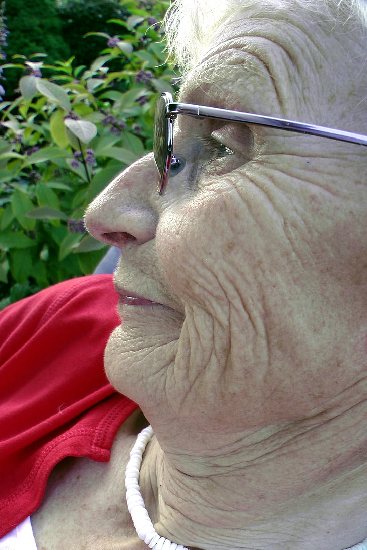 seniorin, kadın, Büyükanne, eski, kat, yaşlılık lekeleri, gözlük