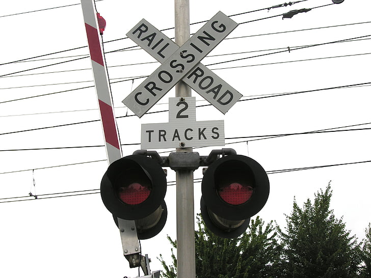 signe de croisement de chemin de fer, signe du chemin de fer, signe, feu rouge, panneau de signalisation, rue, trafic