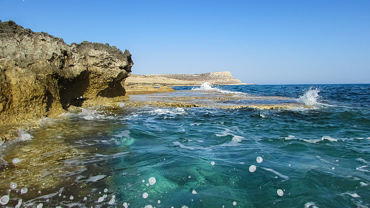 Kipras, Cavo greko, uolėtos pakrantės, banga, lašai, putų, purškimo