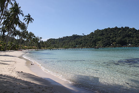 Thailand, het eiland van koh kood, strand, water, zee, palmbomen, zand