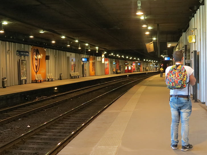 Postaja podzemne željeznice, Pariz, odlazak