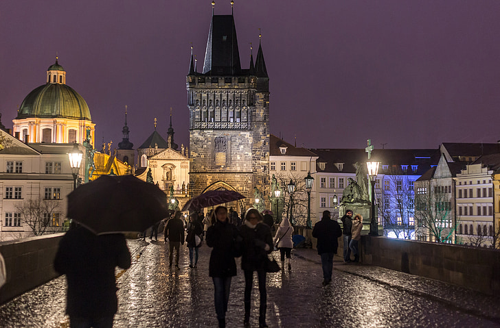 Prague, ponte, à noite, luzes, cidade, turistas, chuva