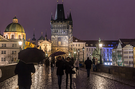Prag, Bridge, natt, lampor, staden, turister, regn