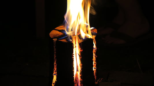 огонь Швеции, огонь, горящий ствол дерева, Швеция-факел, жара, Русский дерево факел, Сибирский дерево факел