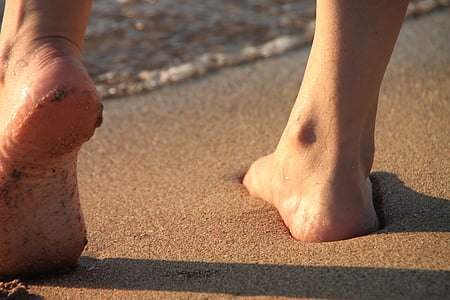 pieds nus, plage, jeune fille, jambes, sable, mer, lever du soleil