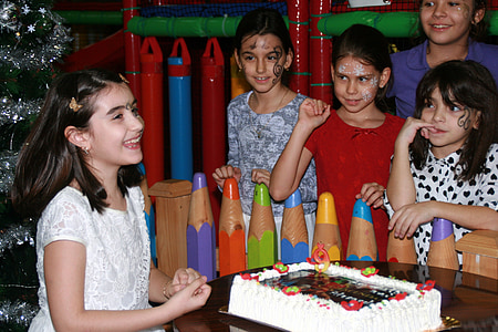 jeunes filles, enfants, anniversaire, Parti, gâteau