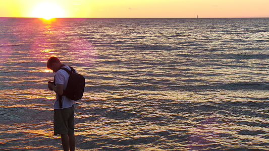 homme, sacs à dos, près de :, mer, Or, heure, océan