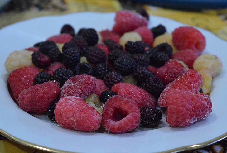 Malina, Berry, plody malín, zrelé maliny, čierne bobule, tanier, chutný