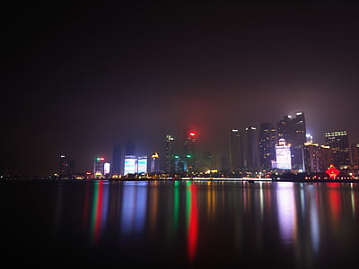 Qingdao, la nuit, Affichage