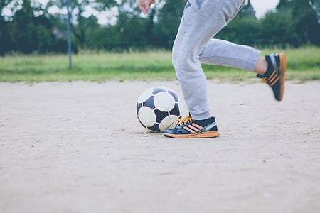 sportovec, míč, pole, fotbal, obuv, zábava, hra
