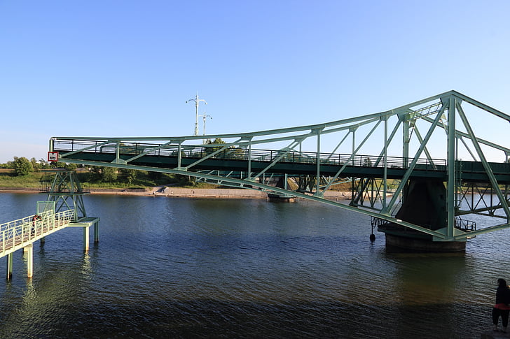 Lettország, Karosta, híd, hinta, fém