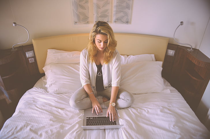 wanita, Duduk, tempat tidur, menggunakan, laptop, putih, dicat