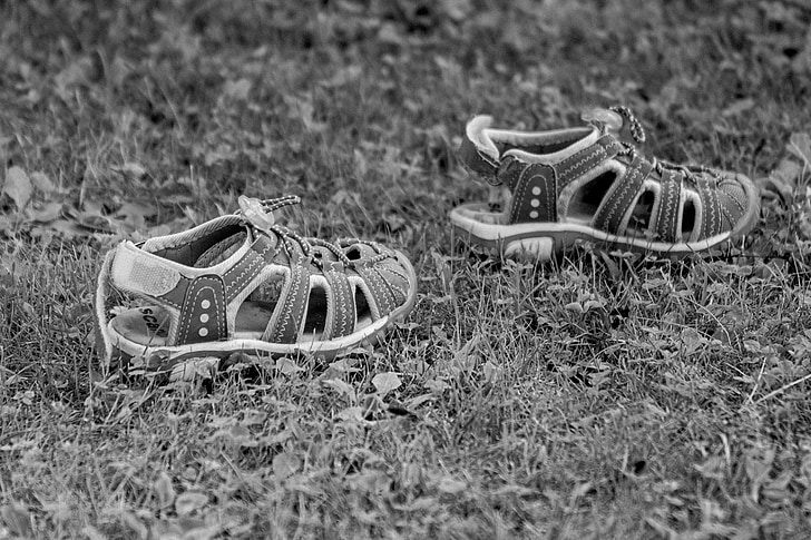 čevelj, sandale, otroški čevlji, črno-belo