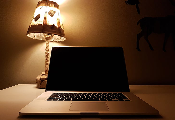 MacBook, Pro, mellett, táblázat, lámpa, laptop, számítógép
