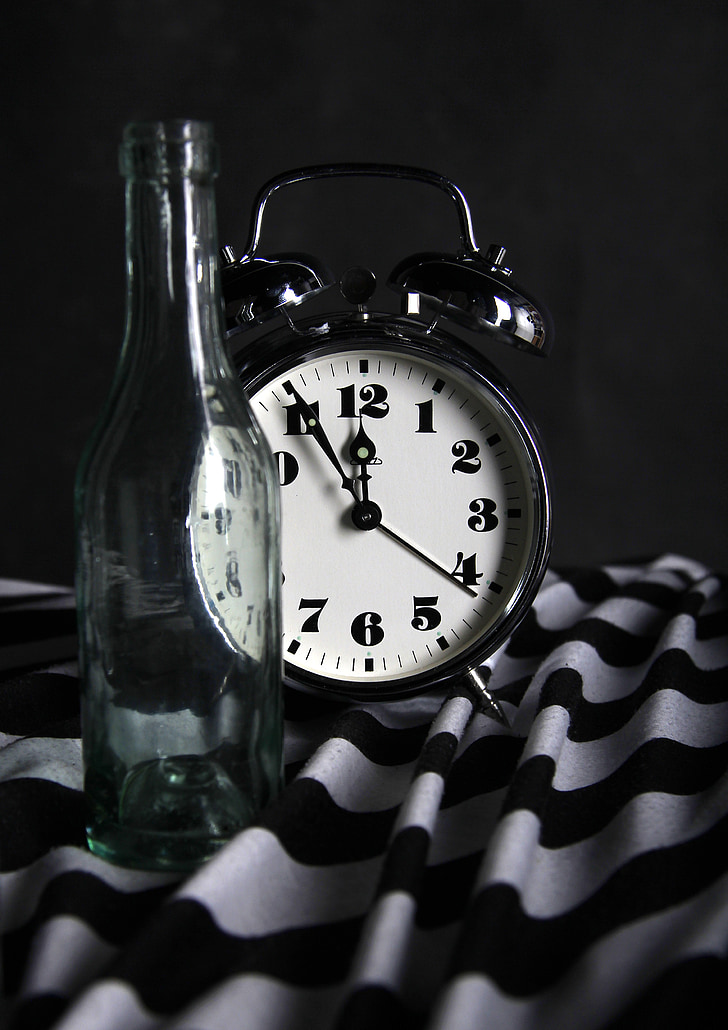 horloge, chemises, composition, temps, blanc, noir, une bouteille de