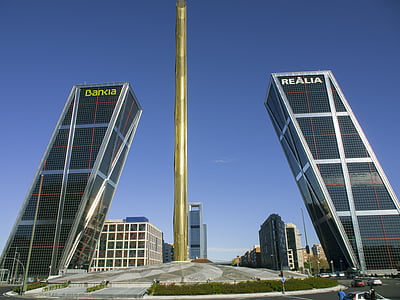 lutande torn, Madrid, byggnader
