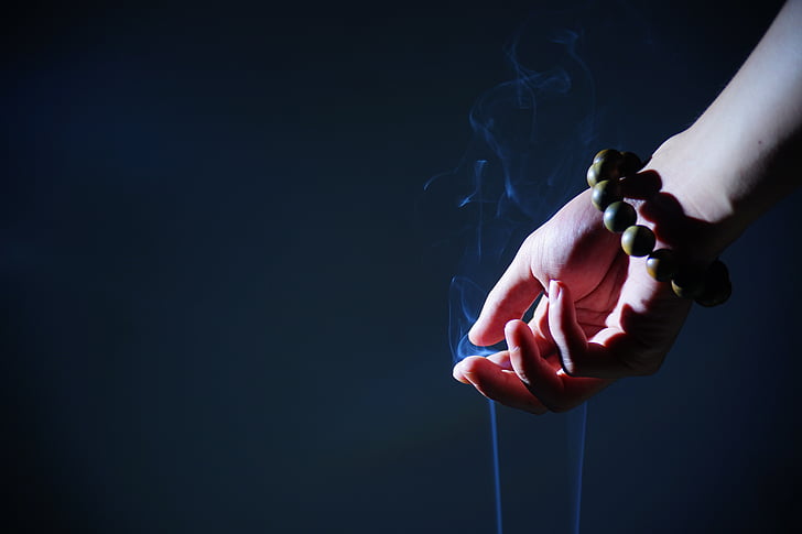 Hand, buddhistischen Gebetsperlen, Rauch, Zen