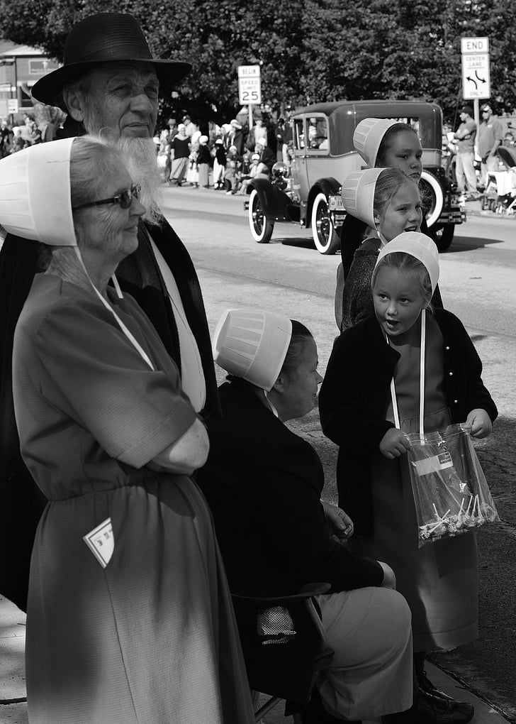 Amish, família, desfile, shipshewanna, Indiana, chapéus, b w