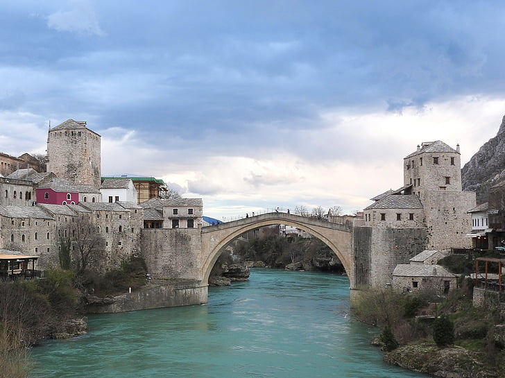 Bosnija ir Hercegovina, Mostar, tiltas, Neretvos upės, Architektūra, Debesis - dangus, vandens