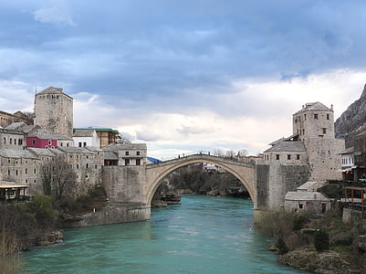 波斯尼亚和黑塞哥维那, 莫斯塔尔, 桥梁, 内雷特瓦河, 建筑, 云的天空, 水