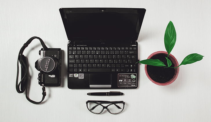zwart, laptop, computer, camera, wit, houten, oppervlak