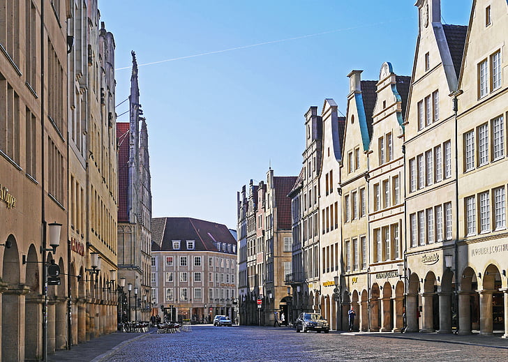 Münster, marché principal, maisons à pignons, porte d’arche, boutiques, acheter l’équipe, contre le côté