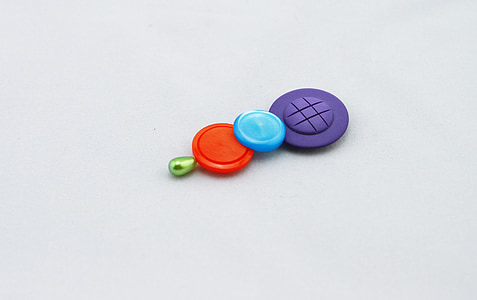 knoppen, kleurrijke, knoppen op de pin van een hoed, paarse knop, blauwe knoop, oranje knop, hoed pin