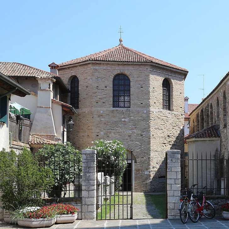 Gradež, cerkev, krstilnica, staro mestno jedro, Italija, poletje, Jadransko morje
