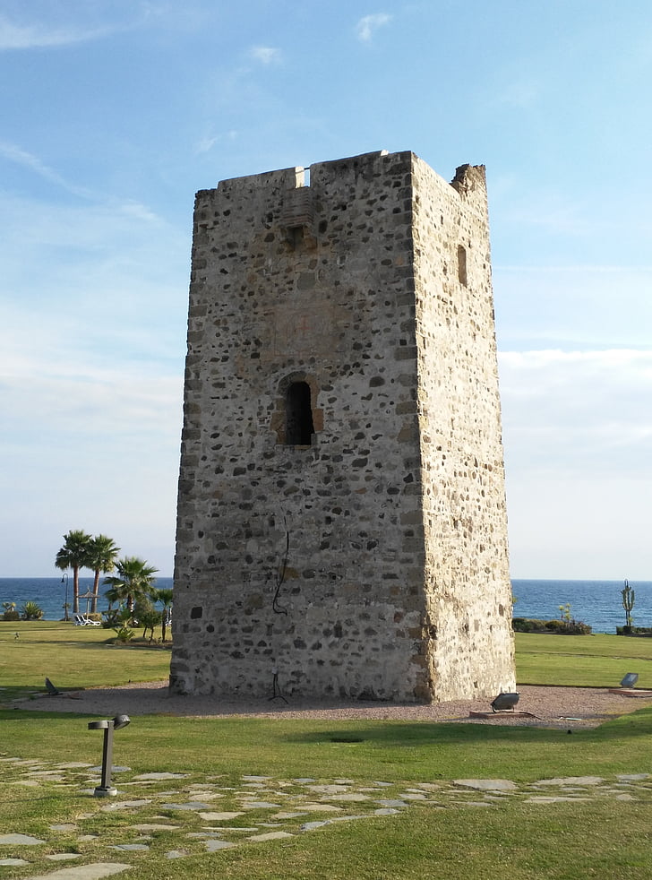 turn de piatra, Castelul, structura, Cetatea, farul vechi