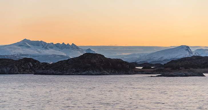 Côte de la Norvège, coucher de soleil, fjord, neige, eau, paysage, Arctique