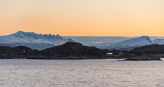 wybrzeża Norwegii, zachód słońca, fiord, śnieg, wody, krajobraz, Arktyka