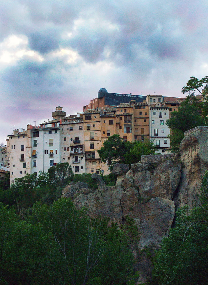 Cuenca, España, panorámica, rocas y ciudad, casco antiguo, casas colgadas, Museo de la ciencia