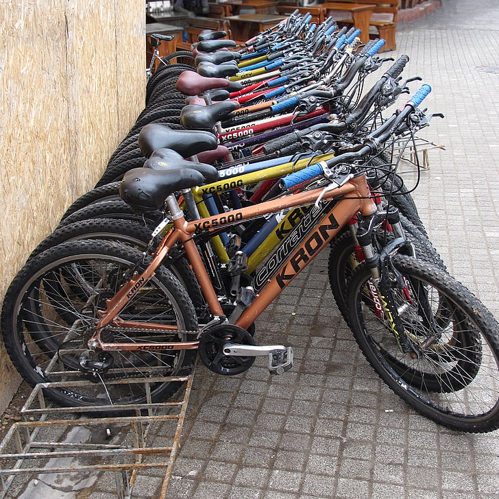 bicicletes, bastidors de bicicletes, en una fila, desviar-se, possibilitat de pàrquing, bicicleta, sèrie