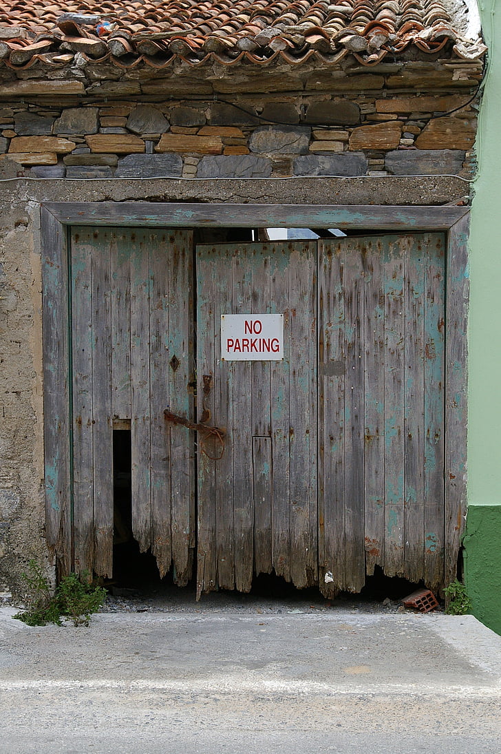 puerta vieja, no dispone de aparcamiento, resistido, transcurrido, antiguo, caries, licencia