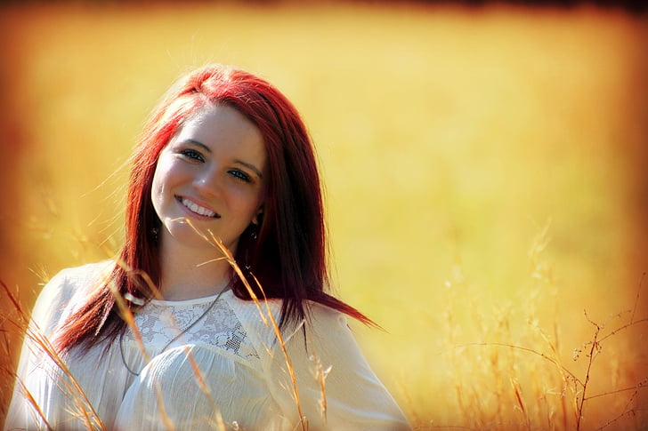 noia, a l'exterior, somrient, feliç, fora, cabell vermell, males herbes