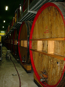 Frescobaldi, nipozzano, wijnkelder, wijn vaten, Toscane