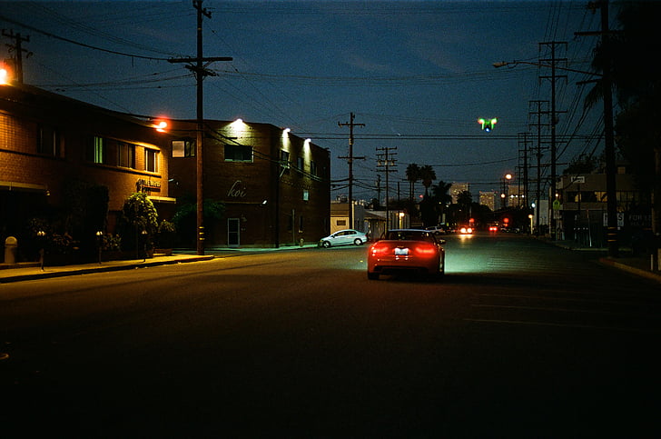 Audi, coche, noche, calle, tráfico, escena urbana