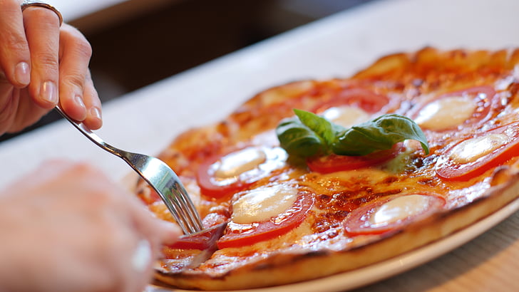 Pizza, pizza vegetariana, quesos, tomates, pastelería, comida italiana, cuchillo y tenedor